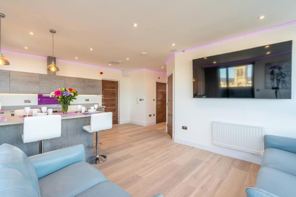 Central Penthouse With Hot Tub & Views 22 Cheltenham Exterior photo